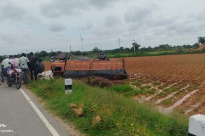 ಕುಡಿದ ಅಮಲಿನಲ್ಲಿ ಟ್ರಕ್‌ ಓಡಿಸಿದ ಚಾಲಕ : ರಸ್ತೆಗೆ ಉರುಳಿ ಬಿದ್ದ ಟ್ರಕ್..