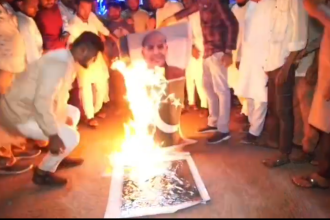 ಪಾಕಿಸ್ತಾನ ಪ್ರಧಾನಿ ಮತ್ತು ಬಾವುಟಕ್ಕೆ ಬೆಂಕಿ ಹಚ್ಚಿ ಪ್ರತಿಭಟನೆ..
