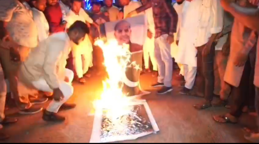 ಪಾಕಿಸ್ತಾನ ಪ್ರಧಾನಿ ಮತ್ತು ಬಾವುಟಕ್ಕೆ ಬೆಂಕಿ ಹಚ್ಚಿ ಪ್ರತಿಭಟನೆ..