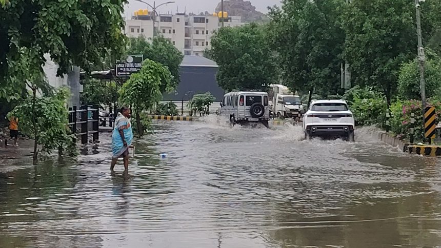 ಈಜುಕೊಳವಾದ ರಾಷ್ಟ್ರೀಯ ಹೆದ್ದಾರಿ ವಾಹನ ಸವಾರರ ಪರದಾಟ..