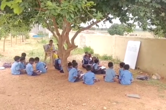 ಶಾಲೆಯಲ್ಲಿ ಕೊಠಡಿ ಇಲ್ಲ ಮರದ ನೆರಳೆ ಕೊಠಡಿ..
