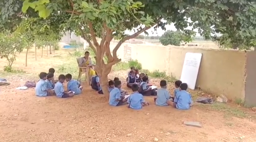 ಶಾಲೆಯಲ್ಲಿ ಕೊಠಡಿ ಇಲ್ಲ ಮರದ ನೆರಳೆ ಕೊಠಡಿ..