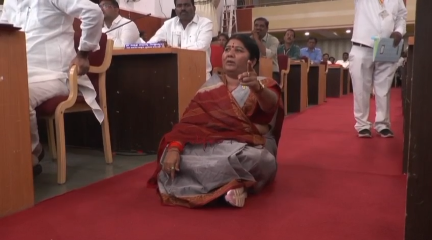 ಕೆಡಿಪಿ ಸಭೆಯಲ್ಲಿ ಧರಣಿಗೆ ಕುಳಿತ ಶಾಸಕಿ ಕರೆಮ್ಮ ನಾಯಕ್