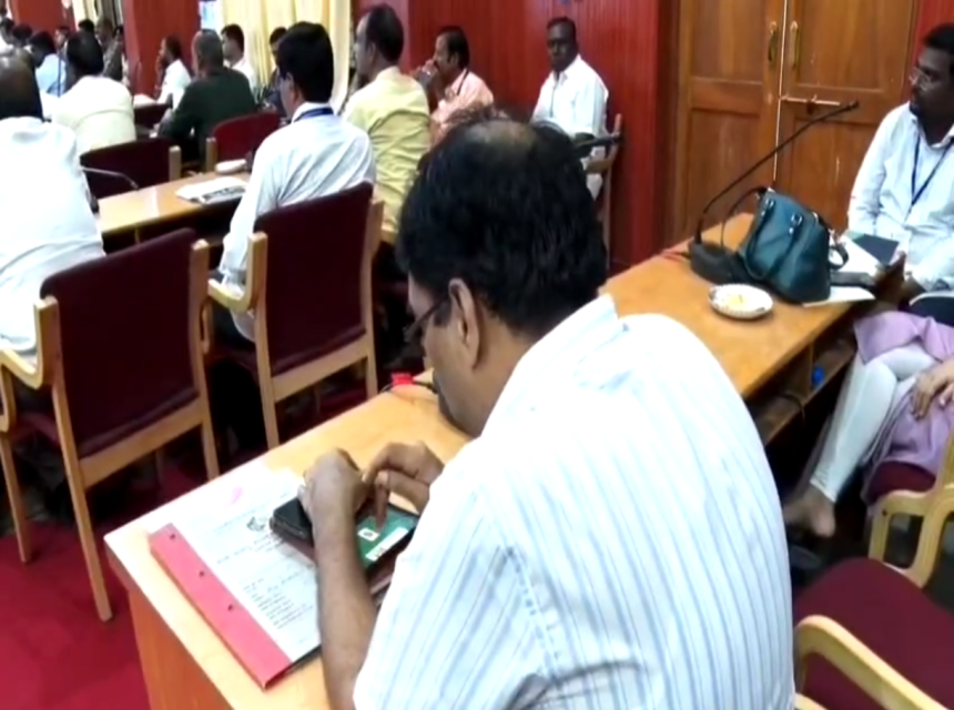 ಈ ಅಧಿಕಾರಿಗೆ ಸಭೆಗಿಂತ ಮುಖ್ಯ ರಮ್ಮಿ ಅಟವಾಯ್ತಾ..?