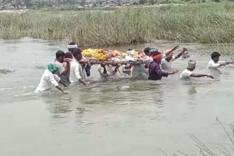 ಪ್ರಾಣ ಒತ್ತೆಯಿಟ್ಟು ನದಿ ದಾಟಿ ಶವಸಂಸ್ಕಾರ..