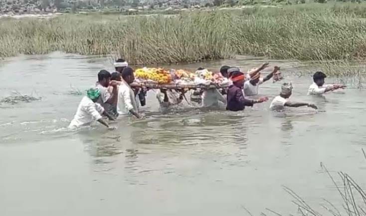 ಪ್ರಾಣ ಒತ್ತೆಯಿಟ್ಟು ನದಿ ದಾಟಿ ಶವಸಂಸ್ಕಾರ..