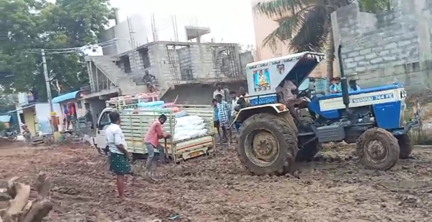 ಇದೇನು ರಸ್ತೆಯ ಕೆಸರು ಗದ್ದೆಯೋ, ಹೇಳುವವರಿಲ್ಲ ಕೇಳುವವರಿಲ್ಲ