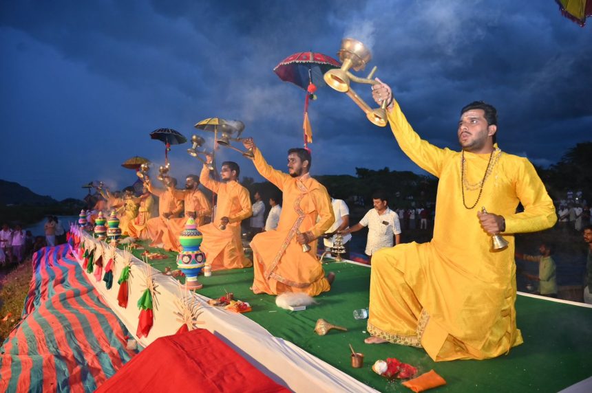 ಮುಕ್ಕುಂದಾದಲ್ಲಿ ಅದ್ಧೂರಿಯಾಗಿ ನಡೆದ ಅಂಬಾ ಆರತಿ ಕಾರ್ಯಕ್ರಮ